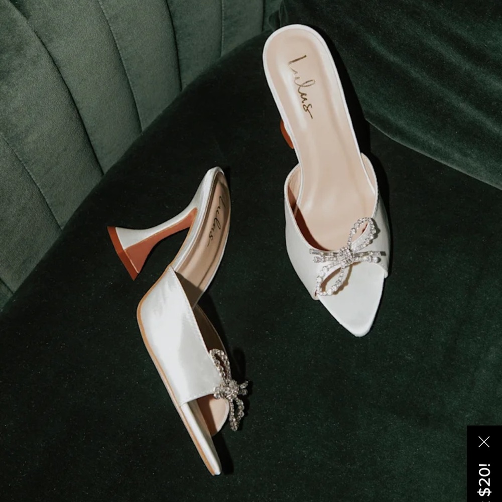 Peep-toe pumps